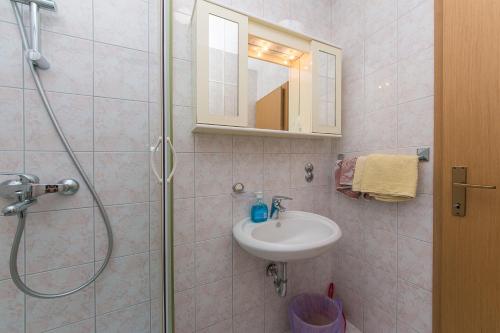 Kúpeľňa v ubytovaní Studio Brela 2752a