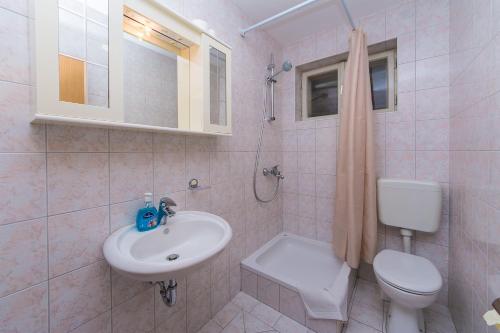 Kúpeľňa v ubytovaní Studio Brela 2752c