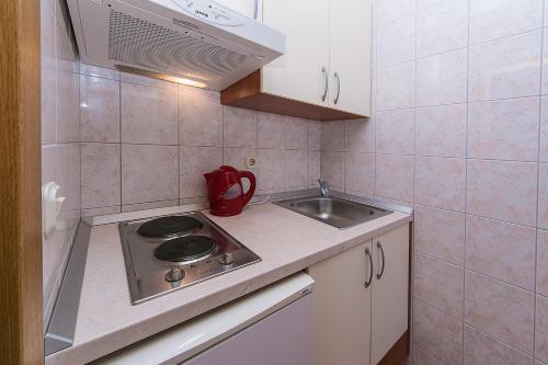 Kuchyňa alebo kuchynka v ubytovaní Studio Brela 2752b