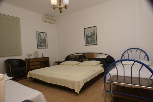 een slaapkamer met 2 bedden en een tafel en een stoel bij Apartments with a parking space Duce, Omis - 2801 in Omiš