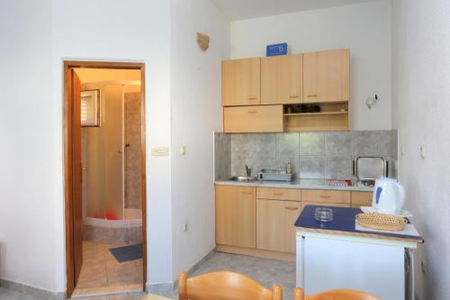 Kuhinja oz. manjša kuhinja v nastanitvi Apartments by the sea Orij, Omis - 2809