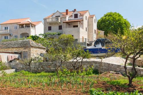 Apartments with a parking space Postira, Brac - 3065