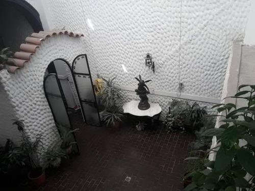una habitación con dos puertas y una estatua sobre una mesa en Casa de Oda en Salta