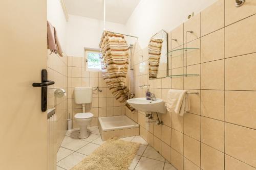 Koupelna v ubytování Apartments by the sea Stanici, Omis - 3064