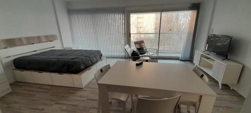 a bedroom with a bed and a table and a desk at Monoambiente Céntrico La Plata con wifi in La Plata