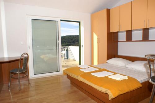 Apartments by the sea Milna, Hvar - 3074