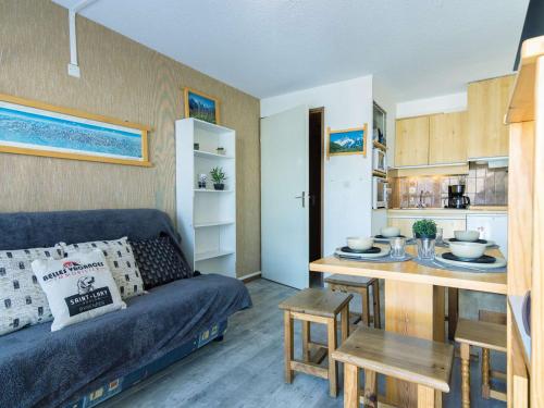 un salon avec un canapé et une cuisine dans l'établissement Appartement 6 pers, près des pistes, parking, Pla d'Adet - FR-1-296-430, à Saint-Lary-Soulan