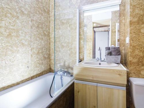 une salle de bain avec une baignoire, un lavabo et un miroir dans l'établissement Appartement 6 pers, près des pistes, parking, Pla d'Adet - FR-1-296-430, à Saint-Lary-Soulan