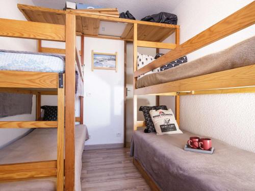 a room with two bunk beds in a dorm room at Appartement Saint-Lary-Soulan, 2 pièces, 6 personnes - FR-1-296-430 in Saint-Lary-Soulan