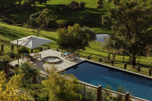 La alberca dentro o cerca de TIMBA - Luxury bush retreat with pool, spa & gym