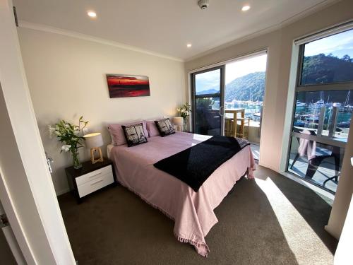 Ένα ή περισσότερα κρεβάτια σε δωμάτιο στο Two Bedroom Apartment on the water