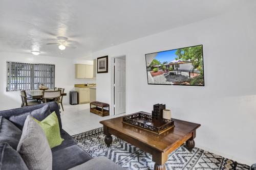 een woonkamer met een bank en een tafel bij Victoria Park Regency in Fort Lauderdale