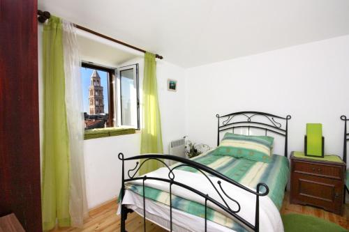 Postel nebo postele na pokoji v ubytování Apartments with WiFi Split - 4760