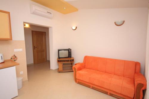 Televízia a/alebo spoločenská miestnosť v ubytovaní Apartment Baska Voda 2709d