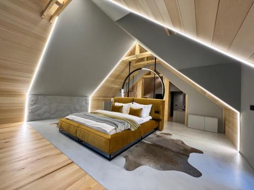 1 dormitorio con 1 cama en una habitación con escaleras en Garden Retreat Junior en Bran