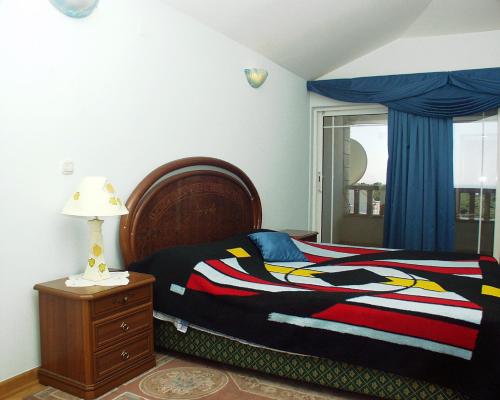 sypialnia z łóżkiem, lampką i oknem w obiekcie Apartments with a parking space Hvar - 4637 w Hvarze
