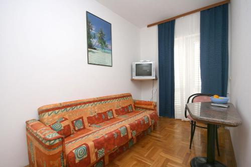 a living room with a couch and a table at Apartments with a parking space Duce, Omis - 4650 in Duće