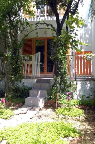 Apartments with parking space Bol, Brac - 4658