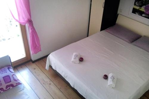 Apartments with parking space Bol, Brac - 4658
