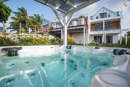 サンタンヌにあるTHE VIEW - Magnifique Villa face à la Merの家の前のホットタブ