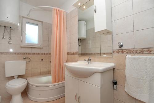 y baño con lavamanos, aseo y lavamanos. en Apartments by the sea Mastrinka, Ciovo - 4648, en Trogir