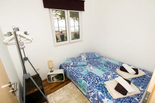 - une chambre avec un lit dans une pièce dotée d'une fenêtre dans l'établissement Apartments with a parking space Duce, Omis - 4663, à Duće