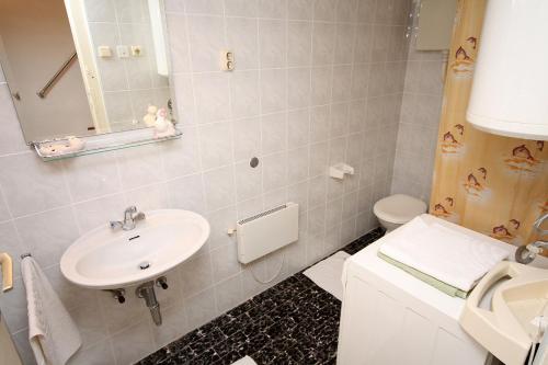 y baño con lavabo y aseo. en Apartments by the sea Dubrovnik - 4698, en Dubrovnik