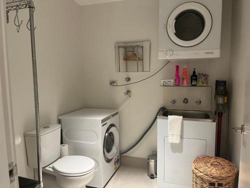 a bathroom with a washing machine and a washer at Snowstay at Heidi’s in Smiggin Holes