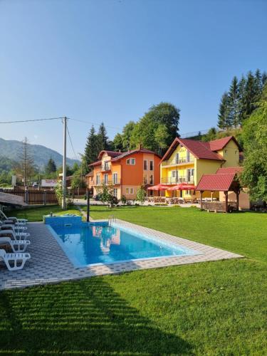 basen w ogrodzie domu w obiekcie Green Villas Tjentiste w mieście Tjentište