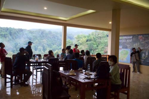 GREEN RINJANI في بايان: مجموعة من الناس يجلسون على الطاولات في المطعم