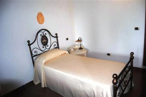 Schlafzimmer mit einem Bett und einem Beistelltisch in der Unterkunft Hotel Il Dito e la Luna in Ripa Teatina