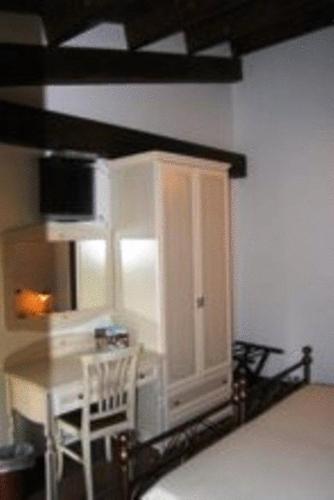 a kitchen with a white cabinet and a microwave at Hotel Il Dito e la Luna in Ripa Teatina