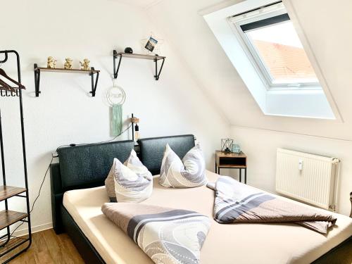 Pokój z kanapą z poduszkami w obiekcie Eigenes Apartment im Herzen der Stadt mit Balkon und WLAN w mieście Chociebuż
