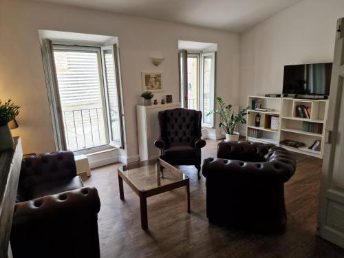 een woonkamer met 2 stoelen en een salontafel bij RESIDENZA DUOMO in Orvieto