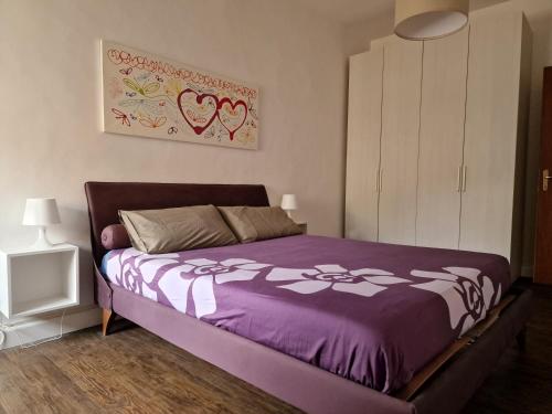 een slaapkamer met een paars bed en een kast bij RESIDENZA DUOMO in Orvieto
