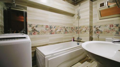 La salle de bains est pourvue d'une baignoire, d'un lavabo et d'une baignoire. dans l'établissement Golden Charming 3-Bed Apartment in Cairo, au Caire