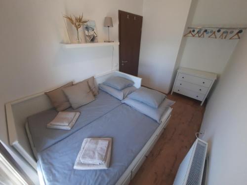 Erkel 19 Apartmanház في كيزتيلي: إطلالة علوية على سرير ذو أغطية ووسائد زرقاء