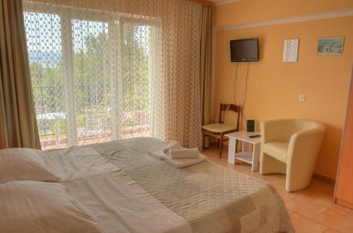 Posteľ alebo postele v izbe v ubytovaní Rooms by the sea Duce, Omis - 3063