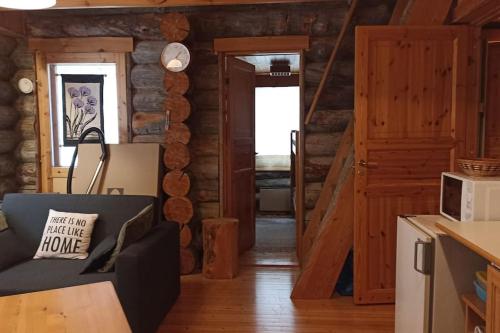een woonkamer met een keuken en een trap bij Kelomökki Sallatunturissa in Salla