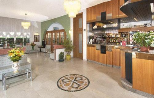 Setustofa eða bar á Hotel Saint Tropez SPA & Restaurant
