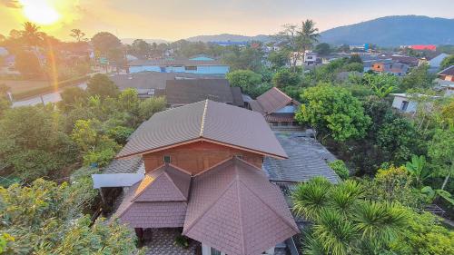 een luchtzicht op een huis met een dak bij Daddy Dream Hotel and Residence in Ranong