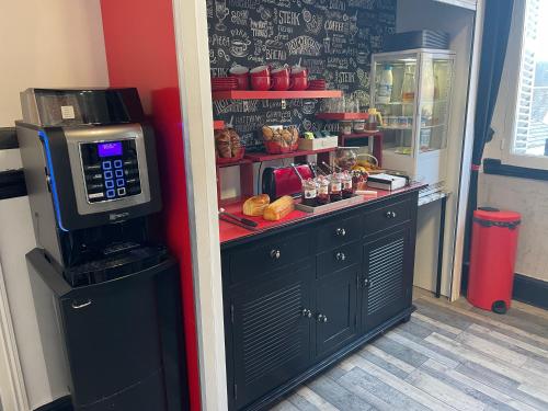a coffee shop with a vending machine next to a counter at Hotel Au Chapon Fin in Poitiers