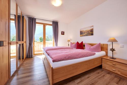 um quarto com uma cama grande e almofadas vermelhas em Ferienwohnung Wetterstein em Garmisch-Partenkirchen