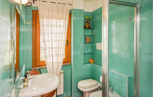 ein Bad mit einem WC, einem Waschbecken und einer Dusche in der Unterkunft Beautiful Home In Sabaudia With Jacuzzi in Sabaudia