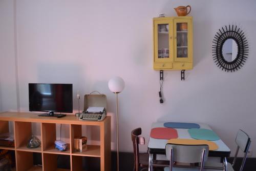 Cette chambre comprend un bureau et une table avec un ordinateur. dans l'établissement Studio Terrasse Clémentine, à Avignon