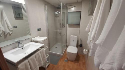 y baño con ducha, lavabo y aseo. en SITO HOME MÁLAGA cerca de Aeropuerto, Playa, Metro, Bus, en Málaga