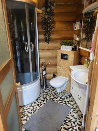 ein Badezimmer mit einer Badewanne, einem WC und einem Waschbecken in der Unterkunft Jōekalda in Langa