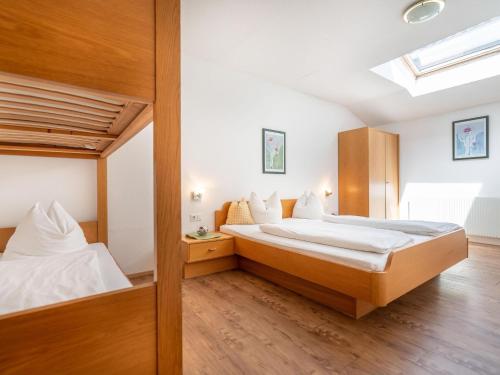 Postel nebo postele na pokoji v ubytování Family friendly Apartment in Neustift with Balcony