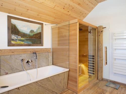 Kupaonica u objektu Cozy holiday home with sauna in Sankt Margarethen