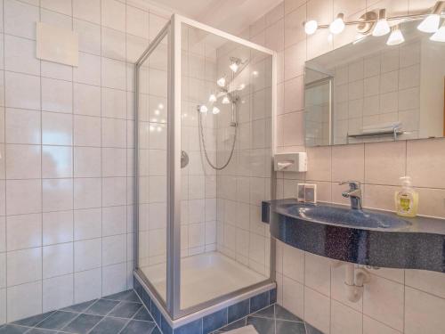 y baño con ducha y lavamanos. en Spacious Apartment in the Stubaital with Mountain Views, en Neustift im Stubaital